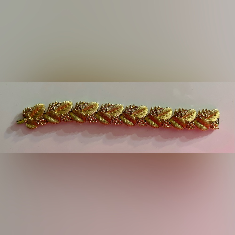 EXQUISITE Crown TRIFARI grape leaf heavy vintage bracelet - Picture 5 of 5